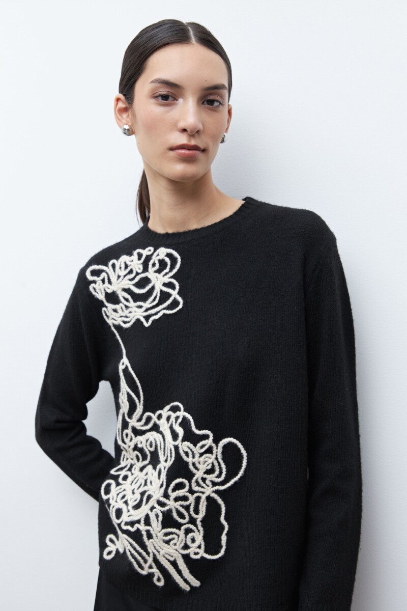 Sweater con bordado negro