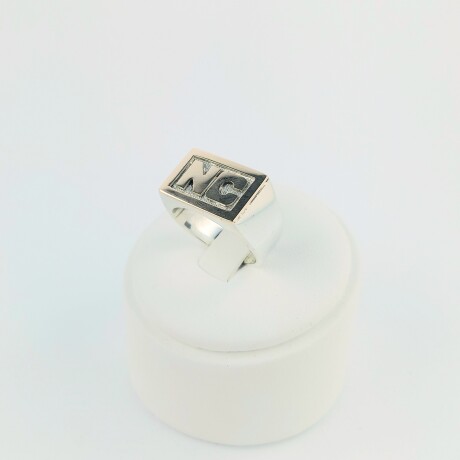 Anillo sello de plata 925 con iniciales y marco en oro bajo. Anillo sello de plata 925 con iniciales y marco en oro bajo.