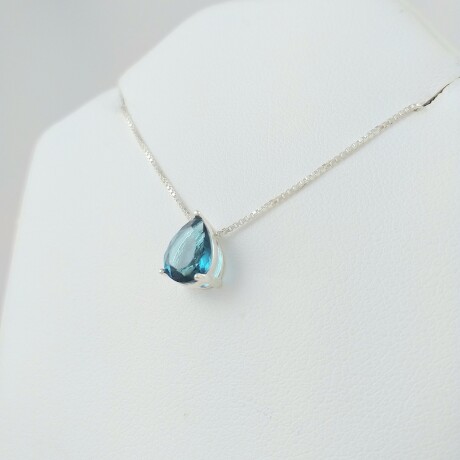 Conjunto de punto de luz con cadena en plata 925 y circonia de color. Conjunto de punto de luz con cadena en plata 925 y circonia de color.