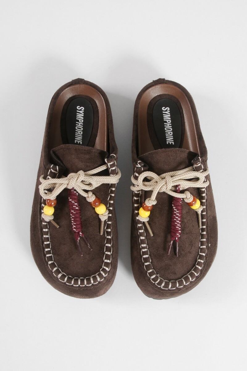 Mocasines con mostacillas marrón