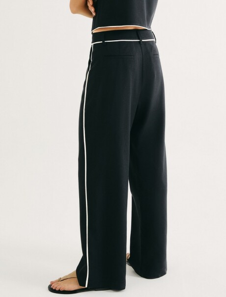 PANTALÓN RECTO CON BOLSILLOS NEGRO