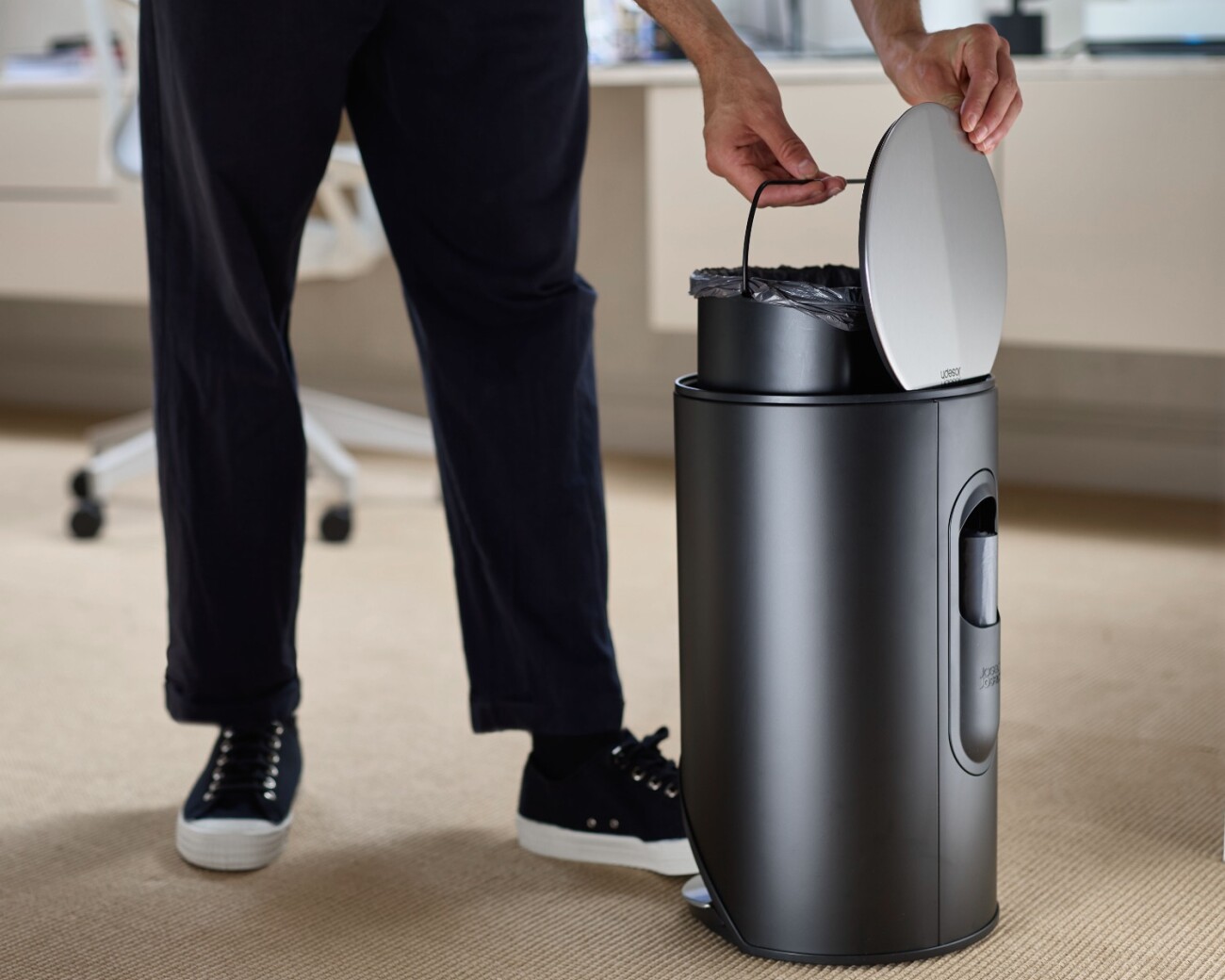 Papelera con Pedal 10 L Negra Joseph Joseph Arc™- PREVENTA Papelera con Pedal 10 L Negra Joseph Joseph Arc™- PREVENTA