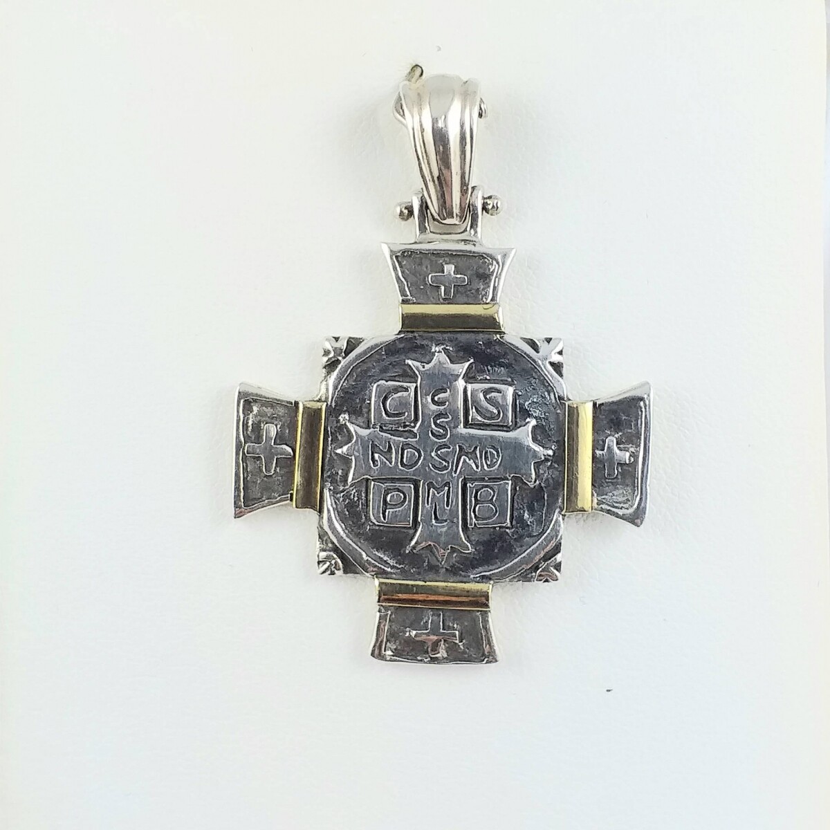 Cruz de plata 925 con doble en oro de 18 kltes, San Benito, Medidas largo 3.2 cm, ancho 3.2 cm, espesor 2 mm. 