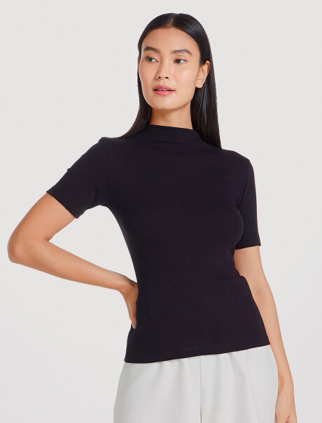 CAMISETA BÁSICA DE CUELLO ALTO NEGRO
