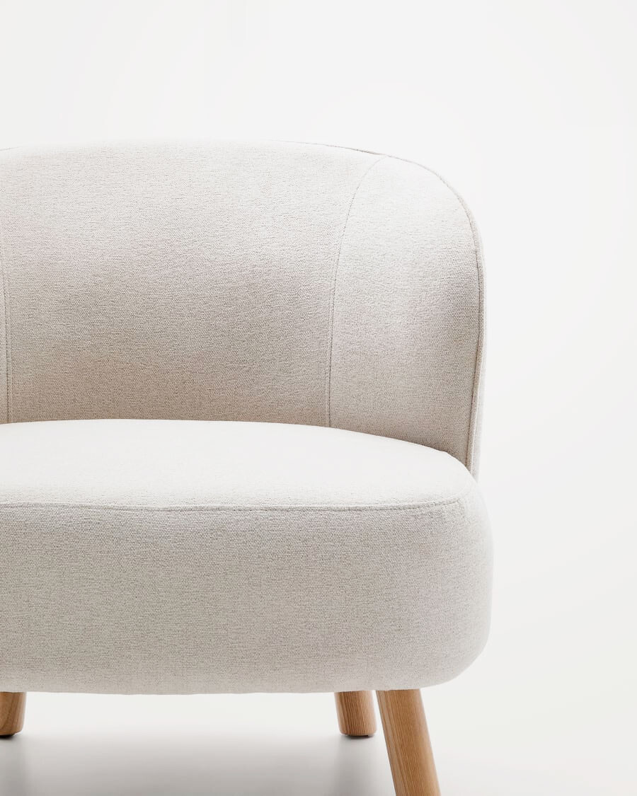 Butaca Ulit de chenilla beige y patas de madera maciza haya acabado natural