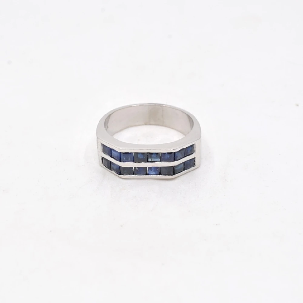 Anillo En Oro 18K Blanco Y Zafiros. Anillo En Oro 18K Blanco Y Zafiros.