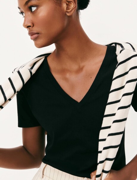 CAMISETA BÁSICA MANGA CORTA CUELLO EN V NEGRO
