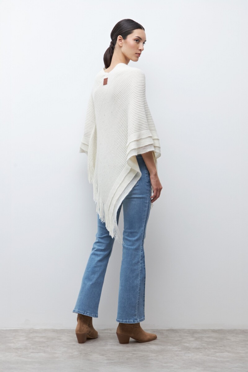 Capa tejida con flecos crudo