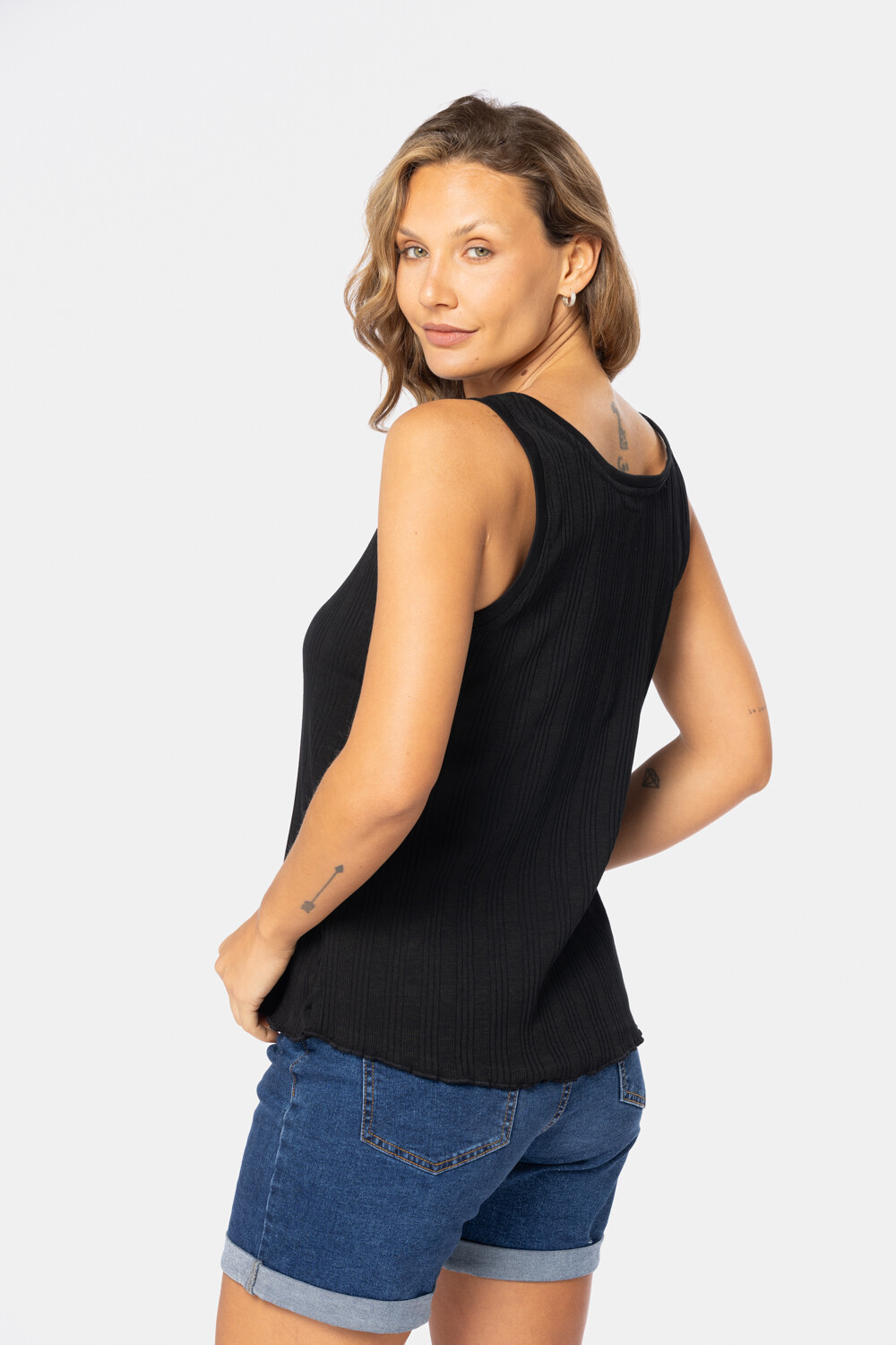 MUSCULOSA RIB CON BOTONES Negro