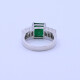 Anillo platino, esmeralda y 6 brillantes. Anillo platino, esmeralda y 6 brillantes.