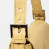 Cartera al hombro Signature en cuero graneado Vainilla