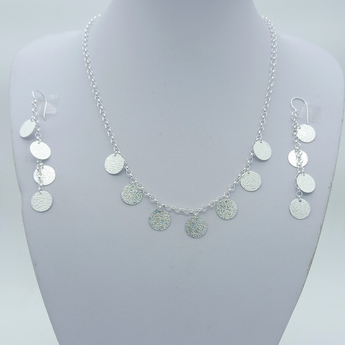 Conjunto de gargantilla y caravanas de plata 925. 