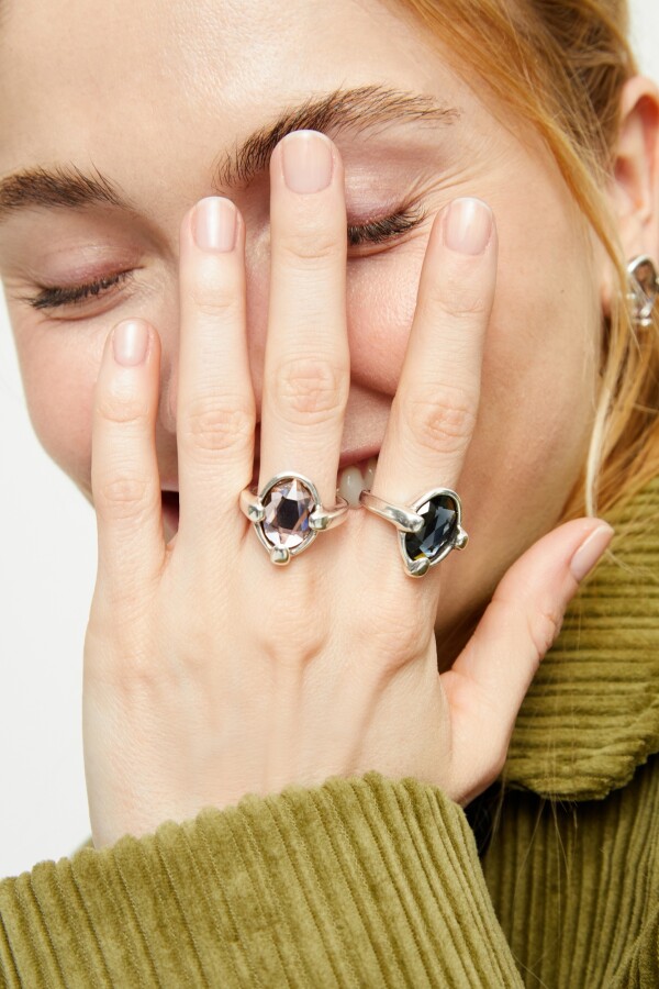 ANILLO DE ALEACIÓN DE METALES BAÑADO EN PLATA DE LEY CON UN CRISTAL FACETADO GRIS Anillo