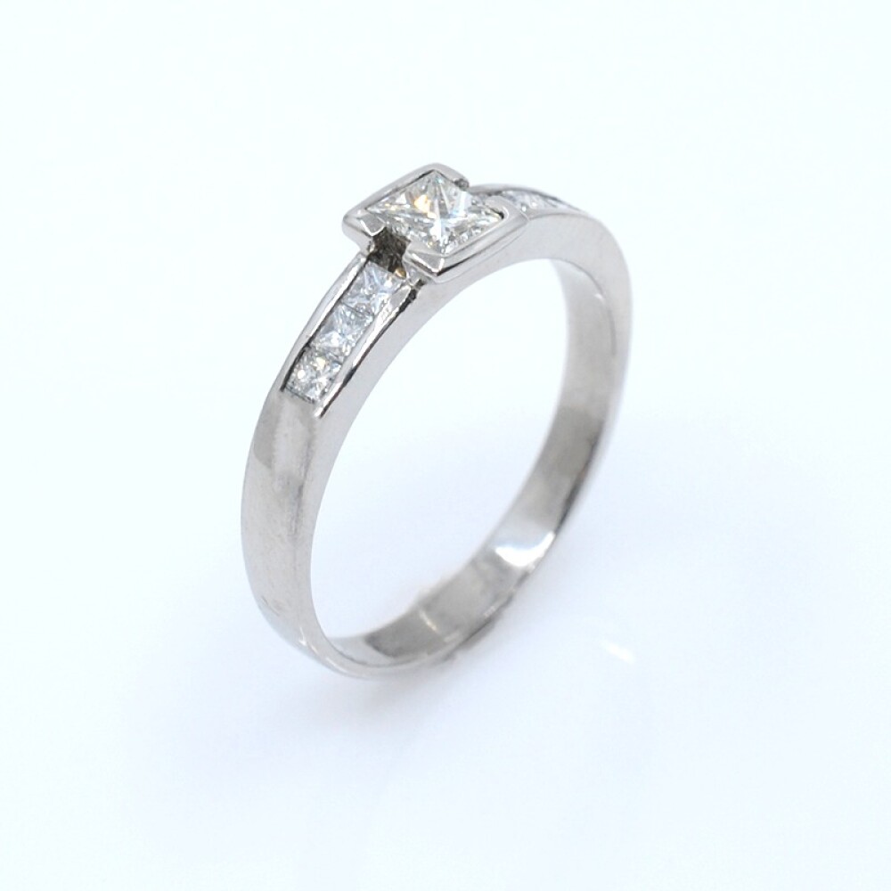 Anillo en oro 18k blanco y brillantes corte princesa Anillo en oro 18k blanco y brillantes corte princesa