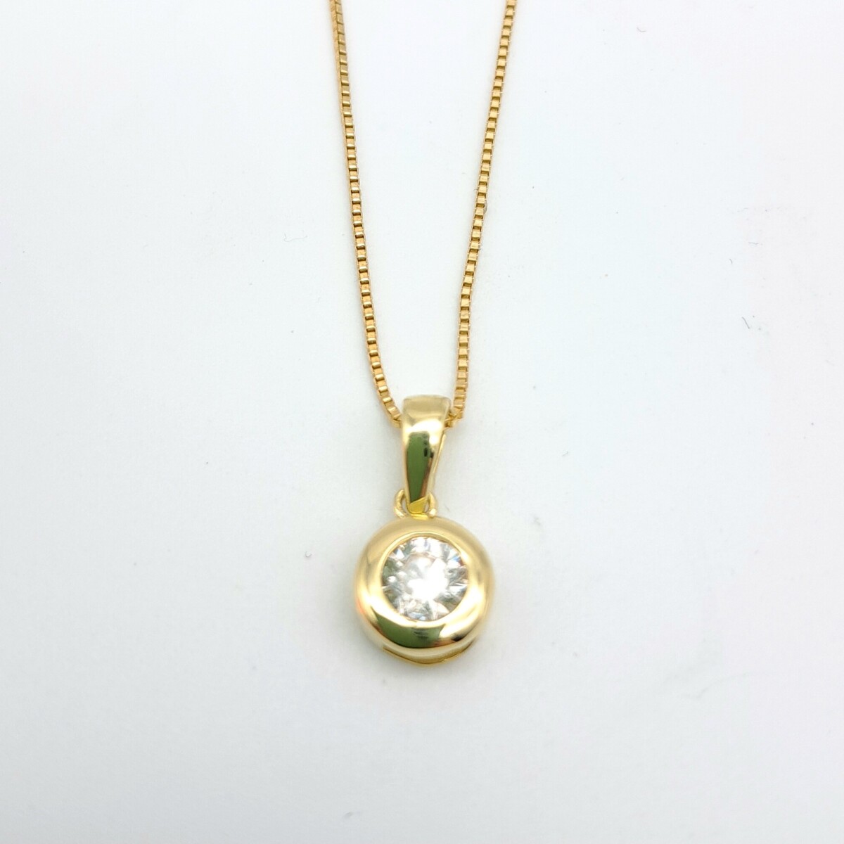 Dije de oro 18 kte con circonia. 