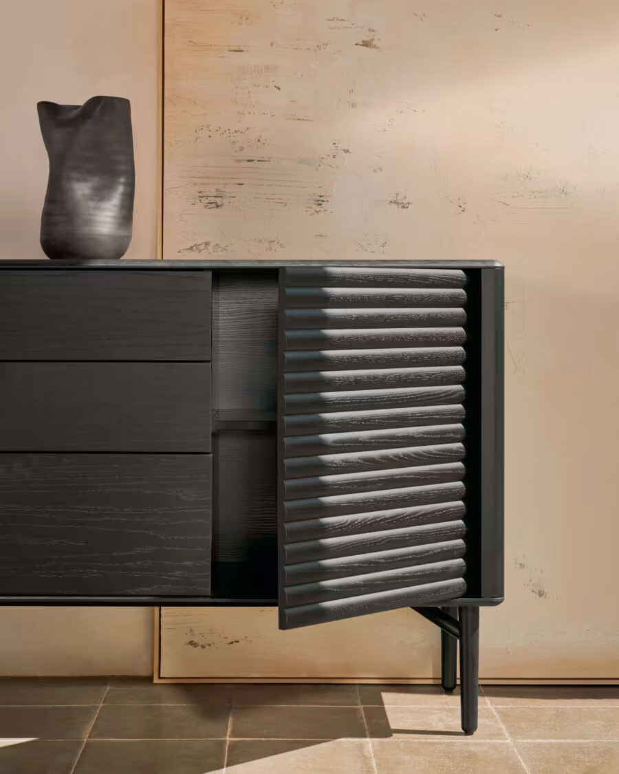 Aparador Lenon 3 puertas y 3 cajones madera maciza y chapa roble negro 200x86cm FSC Mix Crédito