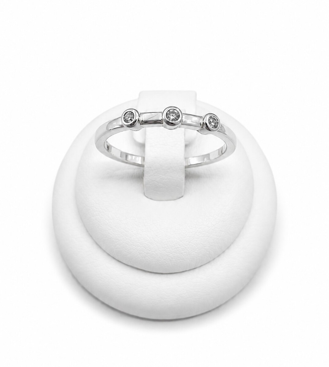 Anillo con tres zirconias 