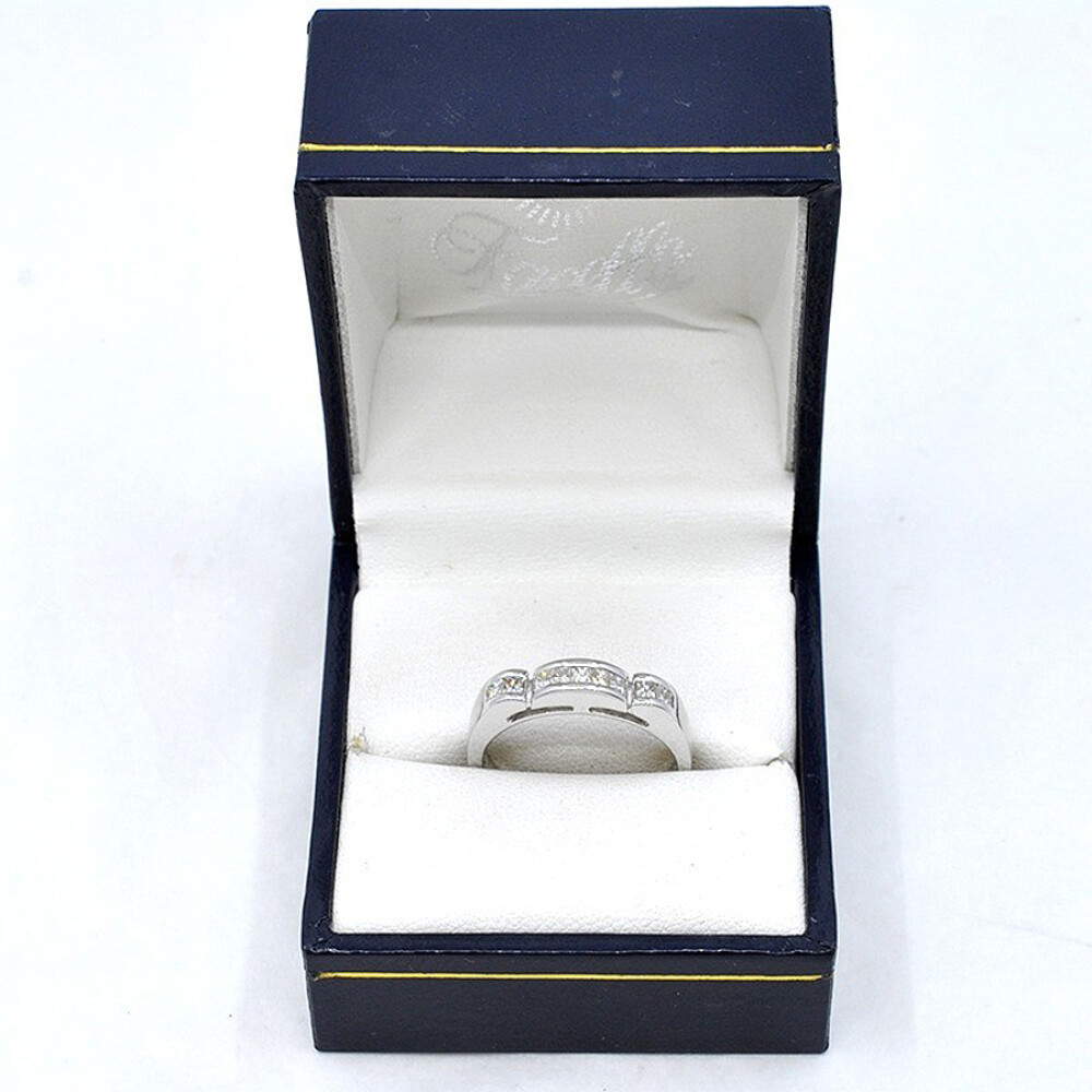 Anillo En Oro 18K Blanco Con Brillantes Anillo En Oro 18K Blanco Con Brillantes
