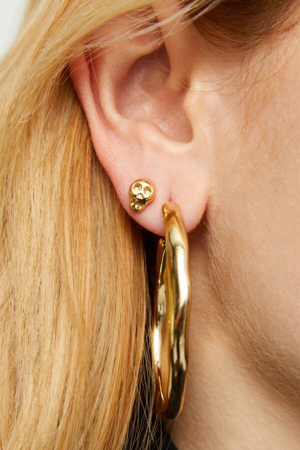 PIERCING DE ALEACIÓN DE METALES BAÑADO EN ORO 18K EN FORMA DE CALAVERA Piercing