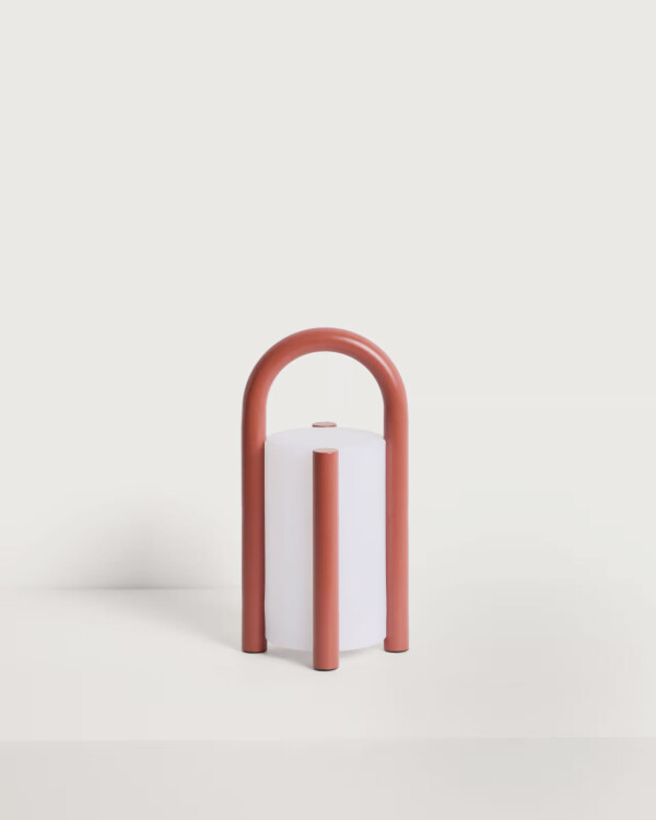 Lámpara de mesa pequeña portátil Leros de polietileno y acero terracota
