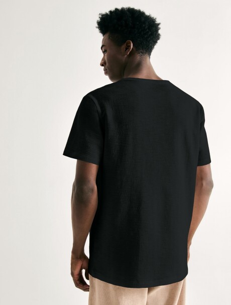 CAMISETA EN TELA TEXTURIZADA MODELO REGULAR NEGRO