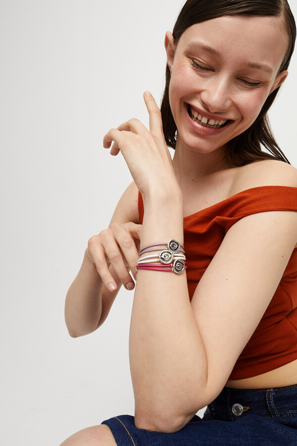 PULSERA DE CUERO DOBLE BLANCO CON DETALLE DE OJO EN ALEACIÓN DE METALES BAÑADO EN PLATA Y CRISTAL Pulsera