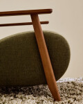 Butaca Meghan de chenilla de chenilla verde y madera maciza de fresno con acabado nogal FSC Mix Credit