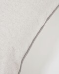 Almohadón Alcara blanco con borde gris 45 x 45 cm Almohadón Alcara blanco con borde gris 45 x 45 cm