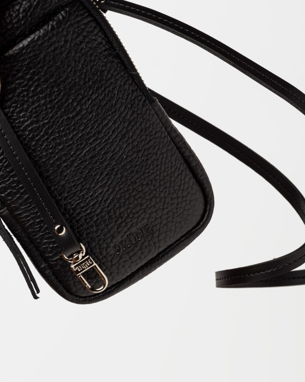 Porta celular Pia en cuero graneado Negro