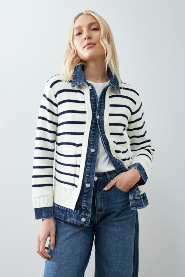 Chaqueta tejida con detalles en jean azul marino
