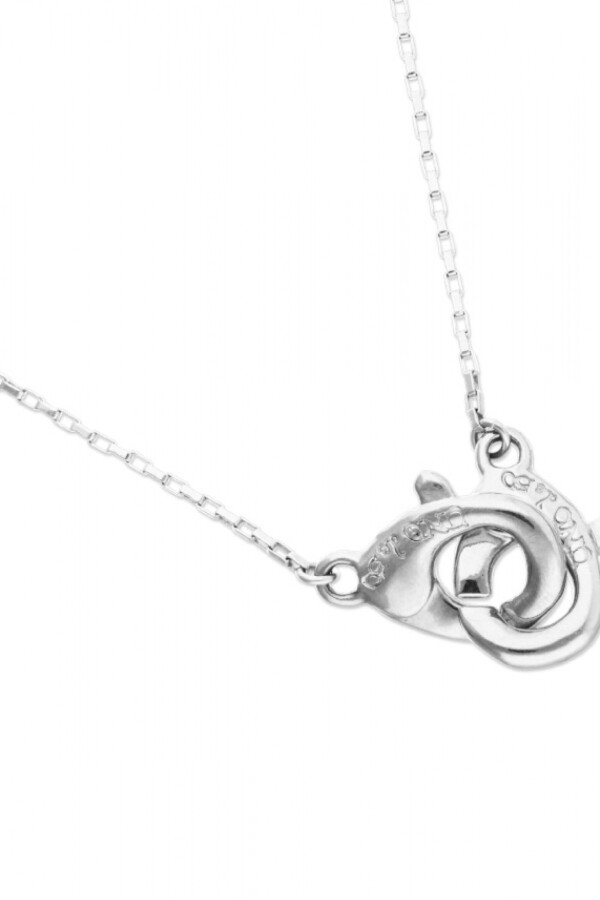 COLLAR BAÑADO EN PLATA CON DETALLE DE MOSQUETÓN ENTRELAZADO Colgante