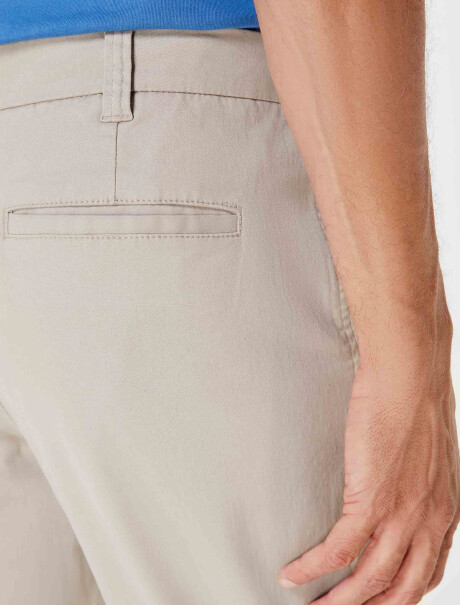 PANTALÓN TIPO GABARDINA MODELO CHINO GRIS