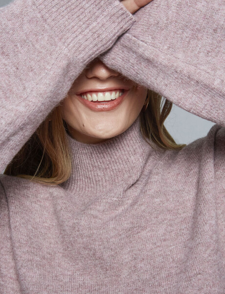 Sweater cuello alto rosa
