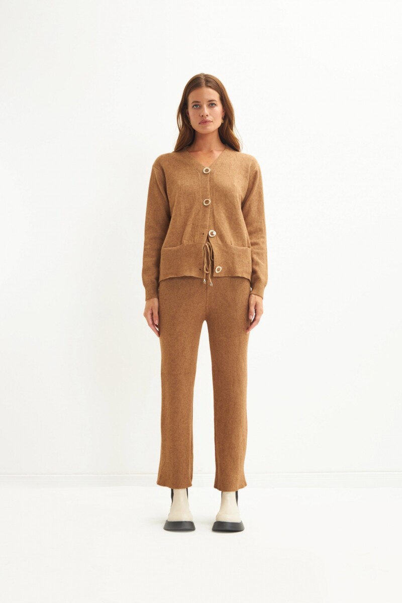 Conjunto relax Button camel