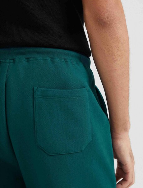 BERMUDA BÁSICA MASCULINA CON ELÁSTICO VERDE