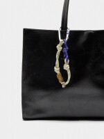 Bolso Shopper Con Colgante negro