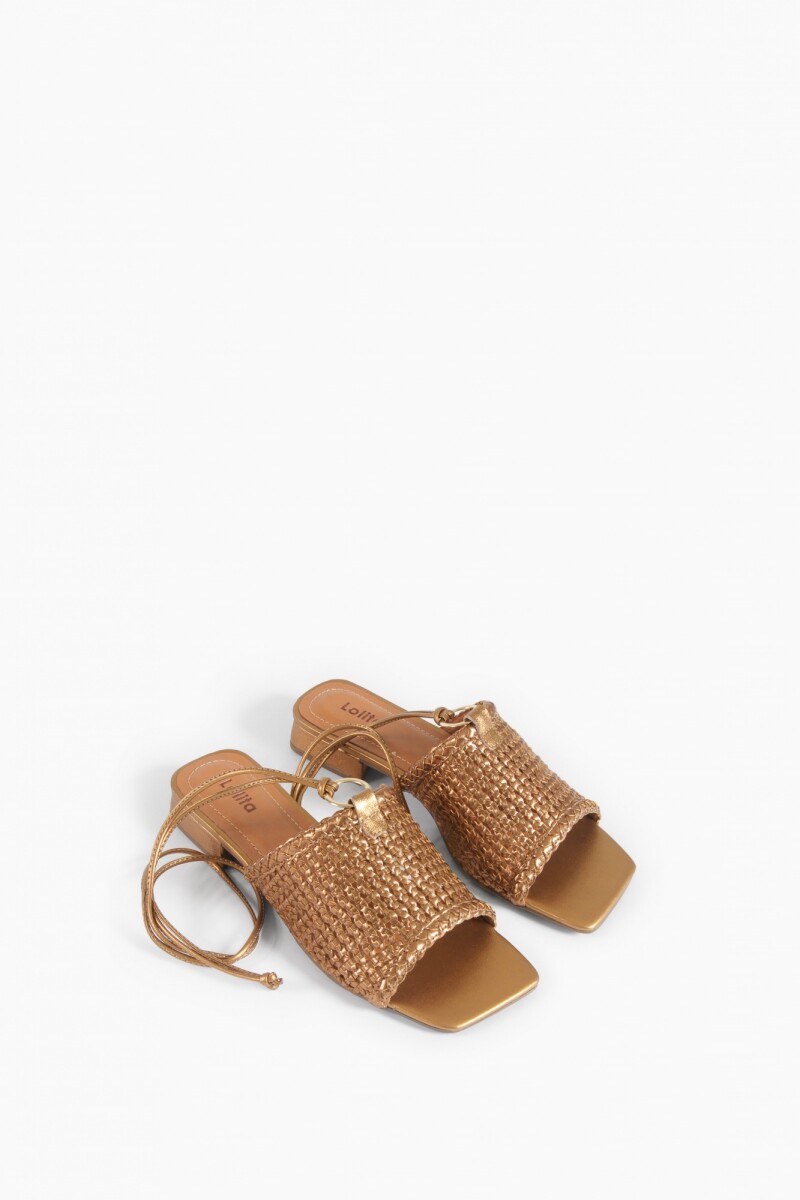 Sandalia metalizada con tiras cobre