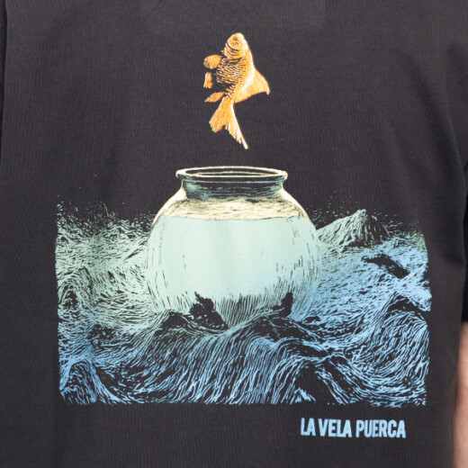Remera La isla x La Vela - Pez Escampar Remera La isla x La Vela - Pez Escampar