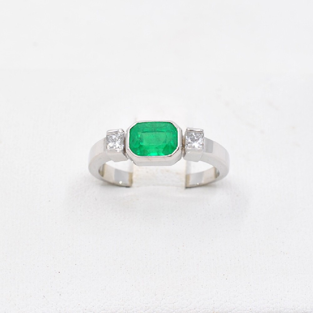 Anillo En Oro 18K, Brillantes Y Esmeralda Anillo En Oro 18K, Brillantes Y Esmeralda