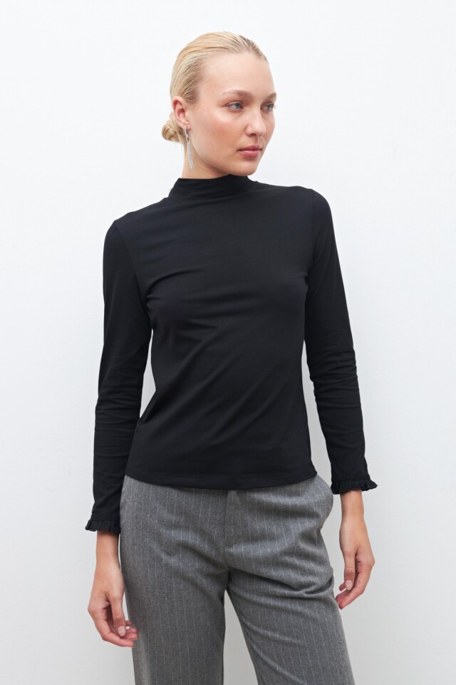 Media polera con volado en puños negro
