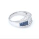 Anillo en oro 18k blanco, brillantes y zafiro carré. Anillo en oro 18k blanco, brillantes y zafiro carré.