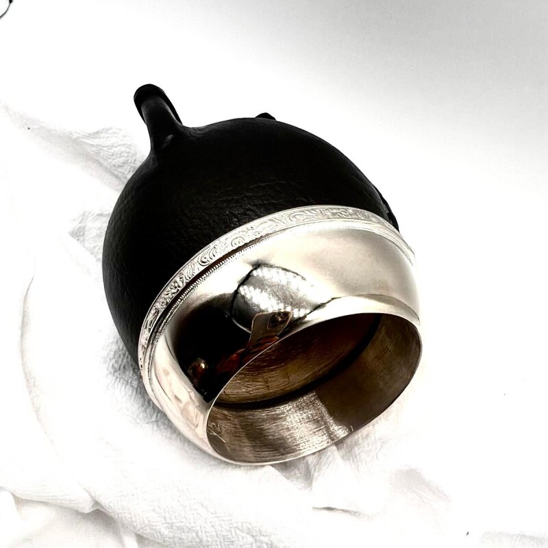 Mate forrado en cuero con boca de plata y virola cincelada Mate forrado en cuero con boca de plata y virola cincelada
