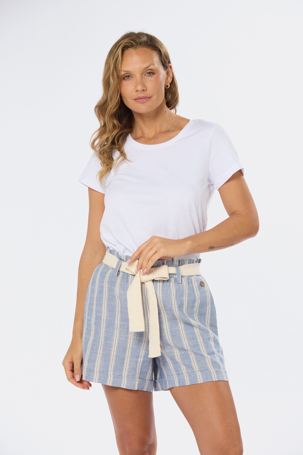 SHORT DE LINO A RAYAS Celeste