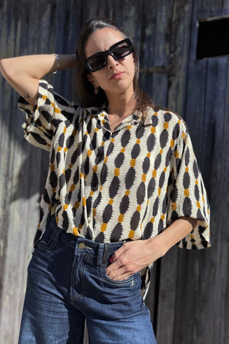 Camisa Flora Estampado negro, blanco y mostaza