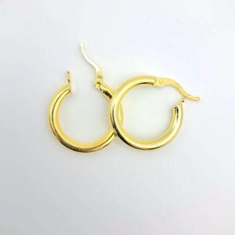 Par de aros de plata 925 con baño de oro amarillo. Par de aros de plata 925 con baño de oro amarillo.