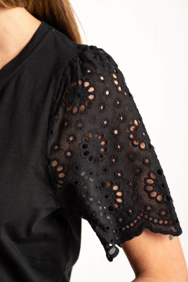 Remera Algodón Peinado Y Calados Negro
