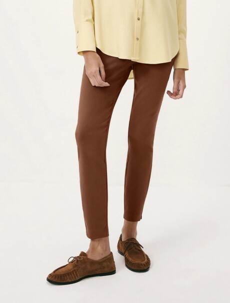 PANTALÓN BÁSICO SASTRERO MARRÓN