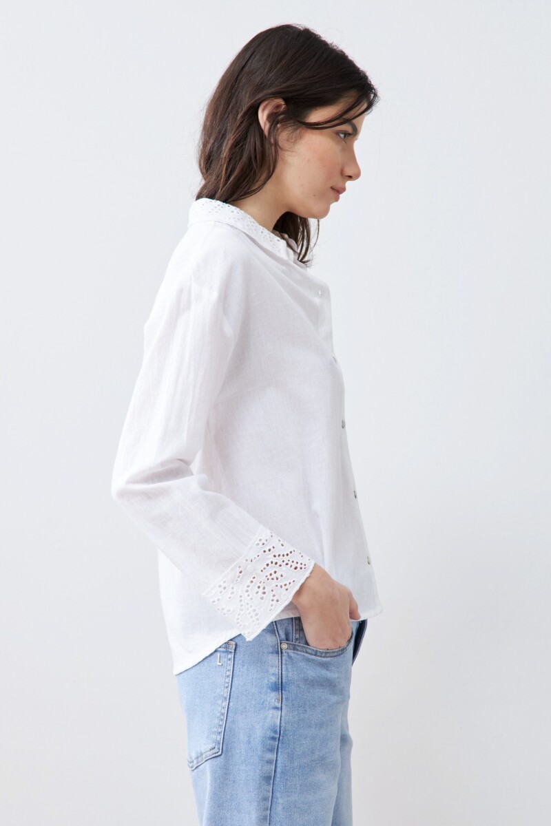Camisa con cuello y puños bordados blanco