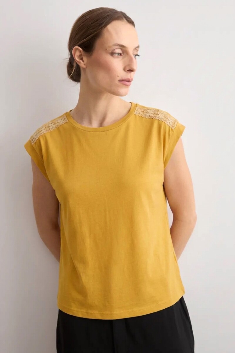 Remera puntilla de broderie maiz