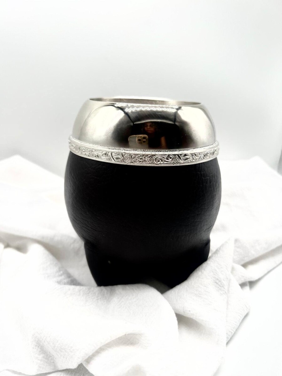 Mate forrado en cuero con boca de plata y virola cincelada 